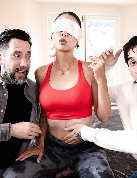 Dana Vespoli Gets Eaten Out And Double Penetrated In Bed