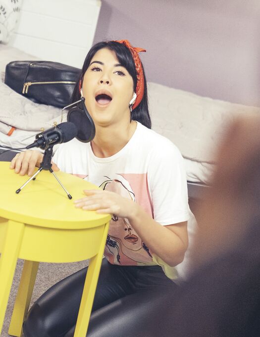 Short-haired Beauty Lady Dee Gets Fucked In A Hostel