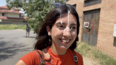 Ragazza pazza che succhia il cazzo tra i cespugli - Enorme sborrata facciale in pubblico