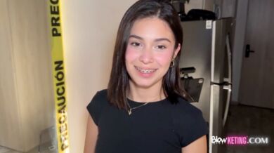 Deliziosa nerd diciottenne con l'apparecchio viene a chiedere sesso