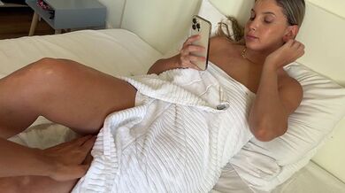 La sorellastra è stata sorpresa nuda dopo la doccia e il fratellastro l'ha scopata