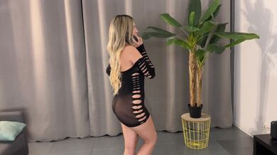 Il mio coinquilino mi sorprende a scopare la mia bambola e finisco per scopare lui