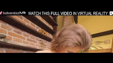 La ragazza solista, Sarah Kay, usa un grosso dildo, in VR.