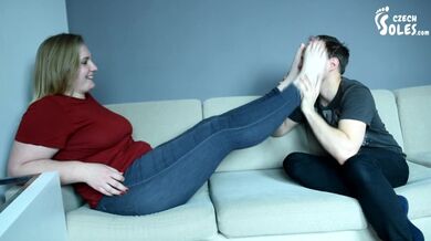 Chiamata a domicilio per il culto dei piedi grossi (piedi enormi, piedi BBW, piedi in faccia, suole GRANDI, piedi carnosi, a piedi nudi)