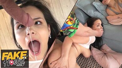 Fake Hostel - scopata subdola con Big Busty Babe mentre la sua migliore amica giace accanto a loro