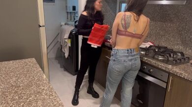 La babysitter fa gli straordinari sessuali mentre mio marito è nella stanza