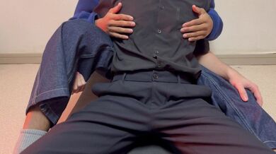 Ho dato un cazzo al mio ragazzo quando è tornato a casa dal lavoro e l'ho anche fatto squirtare