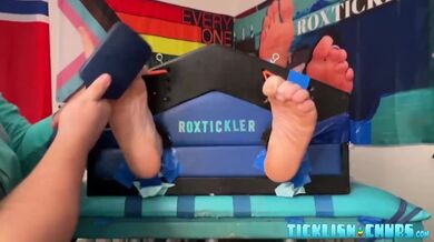 paffuto dom Matt ha sedotto Ryan in piedi e corpo solletico