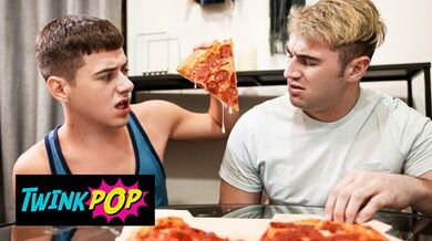 TWINKPOP - Archie Rims Joey Mills poi ottiene un primo piano sul suo telefono mentre il top gli martella il