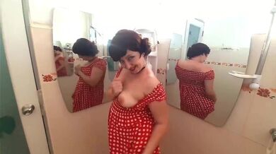Pinup babe non ha mutandine davanti allo specchio Retro Vintage Cameriera nuda Casalinga
