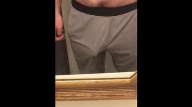 Il fidanzato ha un orgasmo a mani libere con la vescica piena!!