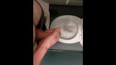 Rischioso, masturbarsi e in un bagno pubblico nel bel mezzo della giornata