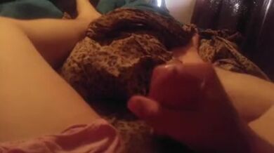 Il figliastro annusa le mutandine della mamma mentre si masturba su di esse quando lei è a letto.