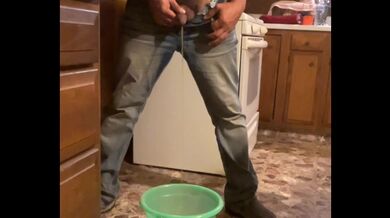 Ho un disperato bisogno di pisciare mentre cucino la cena (tenendo la mia pipì fino a quando non potevo, piscio nel secchio)