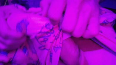 Mi diverto con questo grosso cazzo fuori dai miei piccoli pantaloncini da allenamento