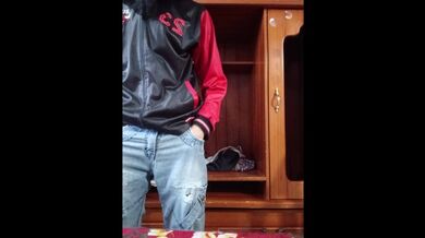 Jock si masturba davanti a un porno hot con sborrate