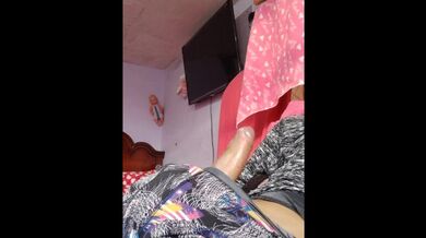 Sono così arrapato e mi masturbo il cazzo fino a sborrare