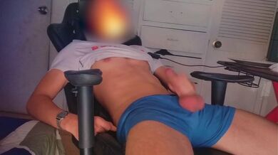 Il giovane si masturba velocemente, facendo tremare le sue palle fino a esplodere nello sperma