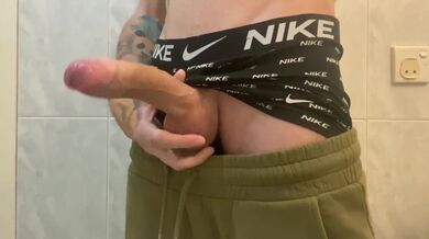 Top domin con un grosso cazzo si masturba e viene