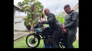 Enorme sborrata all'aperto sulla bici