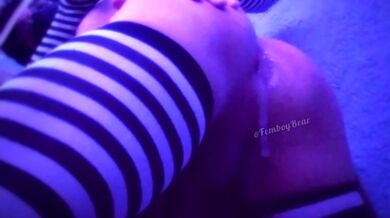 Femboy piegato a prendere sperma dentro il suo culo