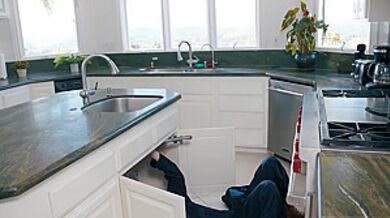 Hot Shemale Getting Plumbers Attention