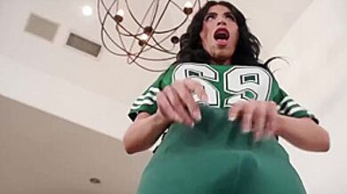 Lola Eagerly Goes Down On Ariel While Avery Is