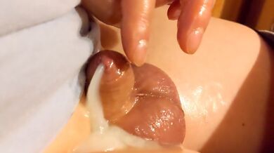 Mi è piaciuto accarezzare dolcemente il mio piccolo e sensibile cazzo oliato fino a quando non ce l'ho fatta più ed è esploso