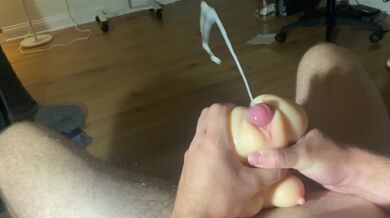 Una Toy tascabile viene distrutta da sborrate giganti