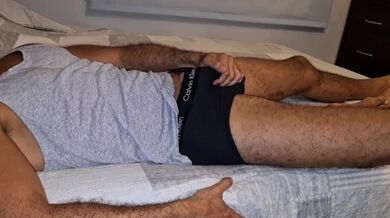 Guy geme sporco parlare con voce sexy