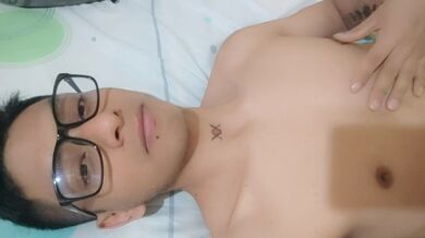 Studentessa vergine minuta e magra si masturba tranquillamente nella stanza dei genitori