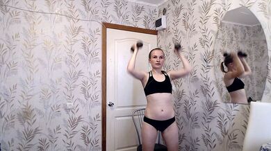 DATEZONE - Amatoriale in forma in bikini sportivo nero si masturba