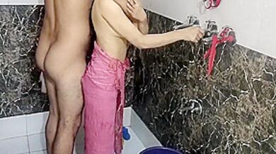 Indian Muslim Stepsister Ko Bathroom Me Pakad Ke Jabar Dasti Pela
