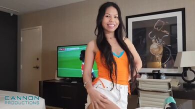 CANNON PROD - La piccola asiatica Evie Ling vuole un po' di tempo per scopare