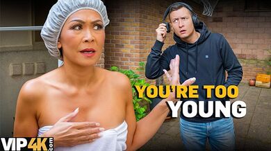 MATURE4K. Giovane ceco in sella a un asiatico