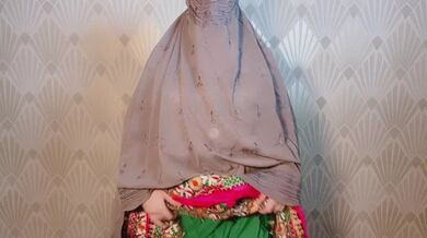 Ragazza pathan arrapata con culo grosso, spingendo un cetriolo dentro il culo e la figa