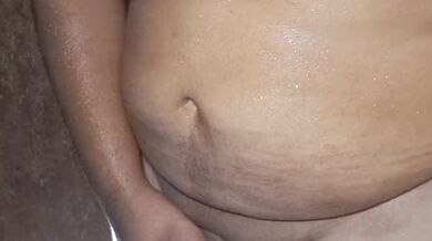 Masturbacion mientras me baño tirando leche