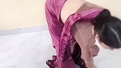 Aunty Ko Saman Dene Ke Bahane Pel Diya Hai