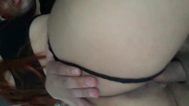 Lo PROVOCO con mi TANGA y lo que hace es PRENETRARME