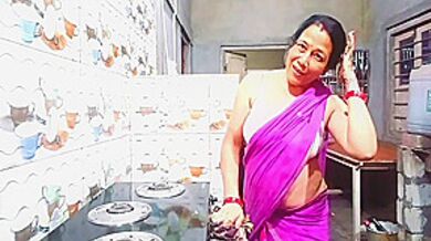 Savita Bhabhi In Got Fiercely With A College Friend And Took Out The Water Of Her