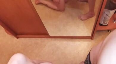 Не успев дойти до спальни взяла мой член в рот прямо в коридоре