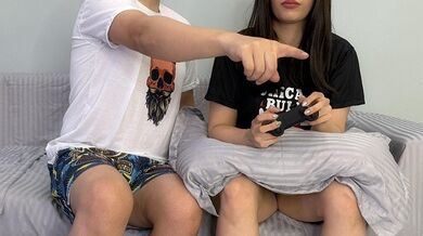 داشت پی اس بازی میکرد آاججیییم . رفتم پیشش حشری بودم .داستان جدید و جذاب sex irani step sister