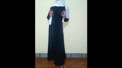 Procace ragazza cecena in hijab si diverte e fa scoppiare un palloncino con i tacchi alti