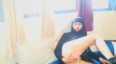 Ragazza musulmana spudorata si masturba con una sigaretta sul balcone