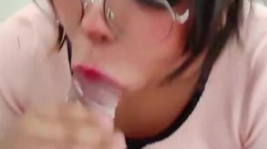 Chica meme te hace una mamada POV