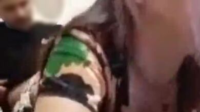 FELIZ CUMPLEAÑOS. HOTWIFE SOPLA LA VELA MIENTRAS CHUPA LA PIJA. LIVE NENAMALA