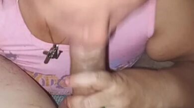 Mi madrastra toma su tetero para luego montarlo ????