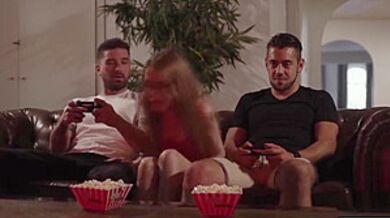 Stepbros Friend Bareback Fucks His Ts Stepsister - Steve Holmes, Dante Colle And Große Titten