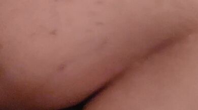 Mi hermanastro me obliga a darle el culo y me acabo corriendo de lo rico que me folla..