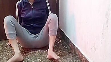 Village Girl Ko Hotel Le Jakar Pel Diya